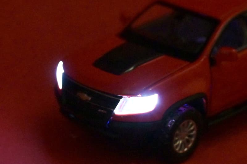 Машина металева 68442 2 кольори, 1:31 Chevy Colorado ZR2, на батарейки: світло і звук, відкриваються двері, в коробці 20x11x10 см Автопром, фото 5