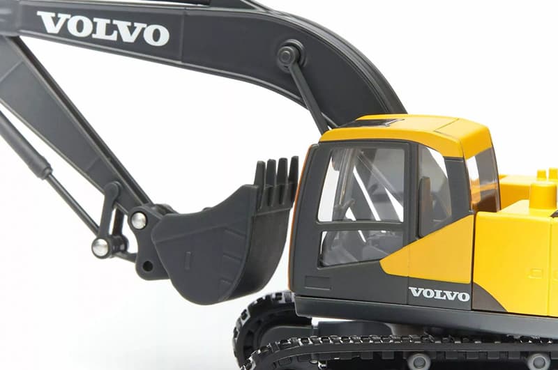 Іграшковий екскаватор Volvo EC220E Bburago, 18-32086, фото 5